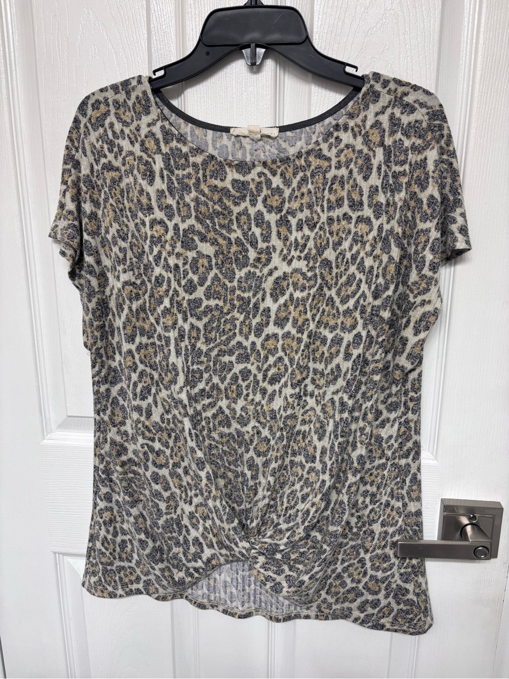 Leopard Print Twist-Hem Women’s Top - Gray & Cream